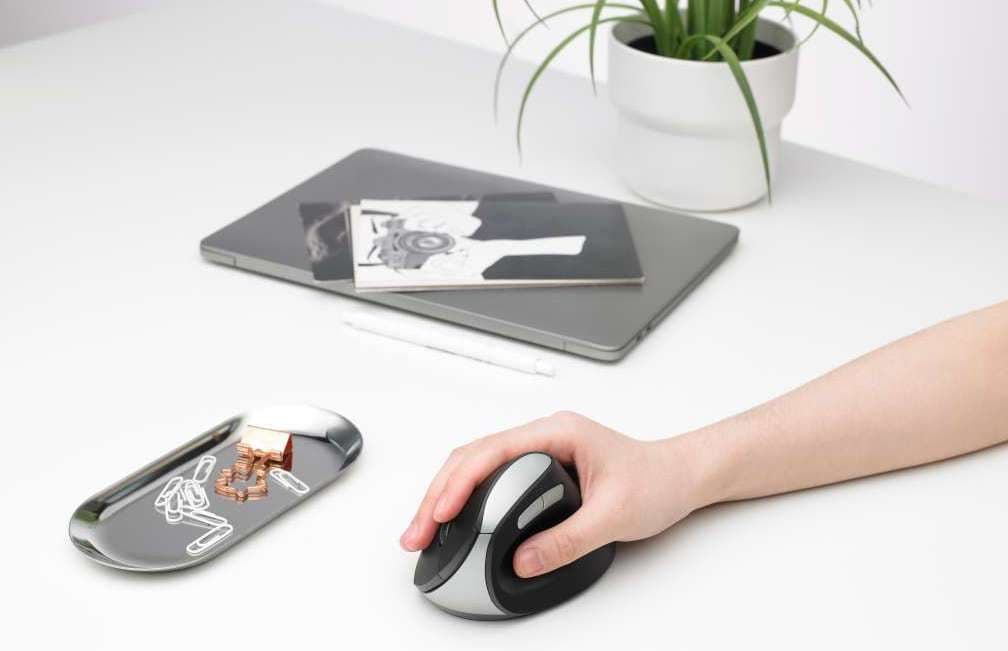 Vertical Mouse Benefits: How an Ergonomic Design Enhances Comfort and  Productivity - GadgetMates